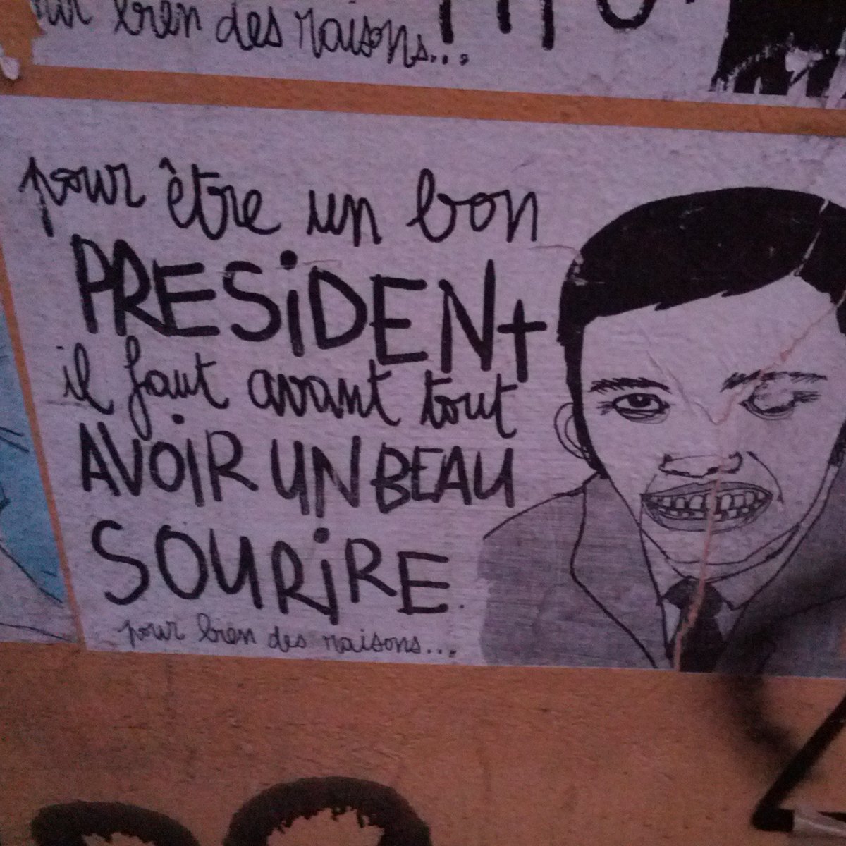 Schön lächeln und winken, Männer!