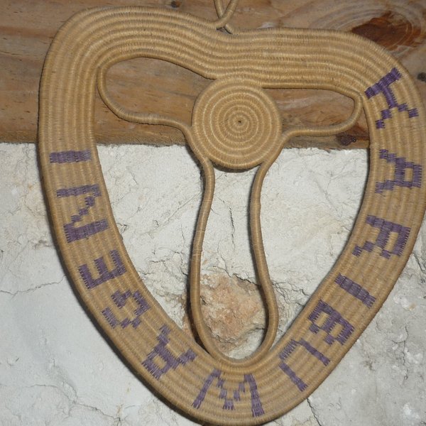 Das Foto zeigt eine Wanddekoration, auf der "Karibu Wageni" steht.