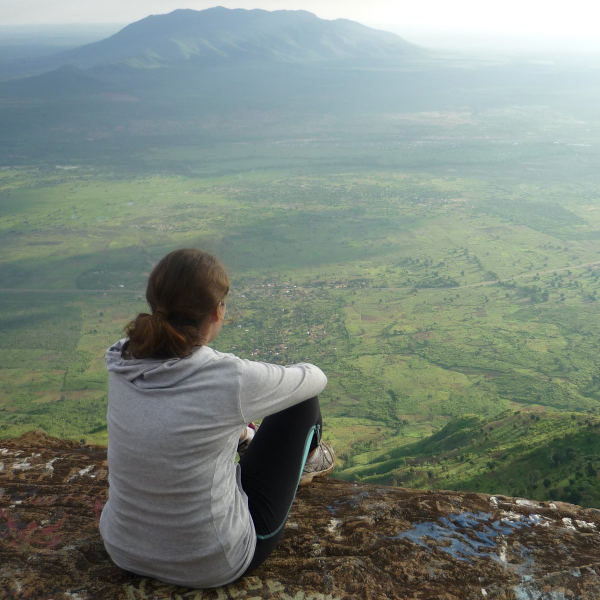 Das Foto zeigt mich, Mareike, auf einem Felsen sitzend.