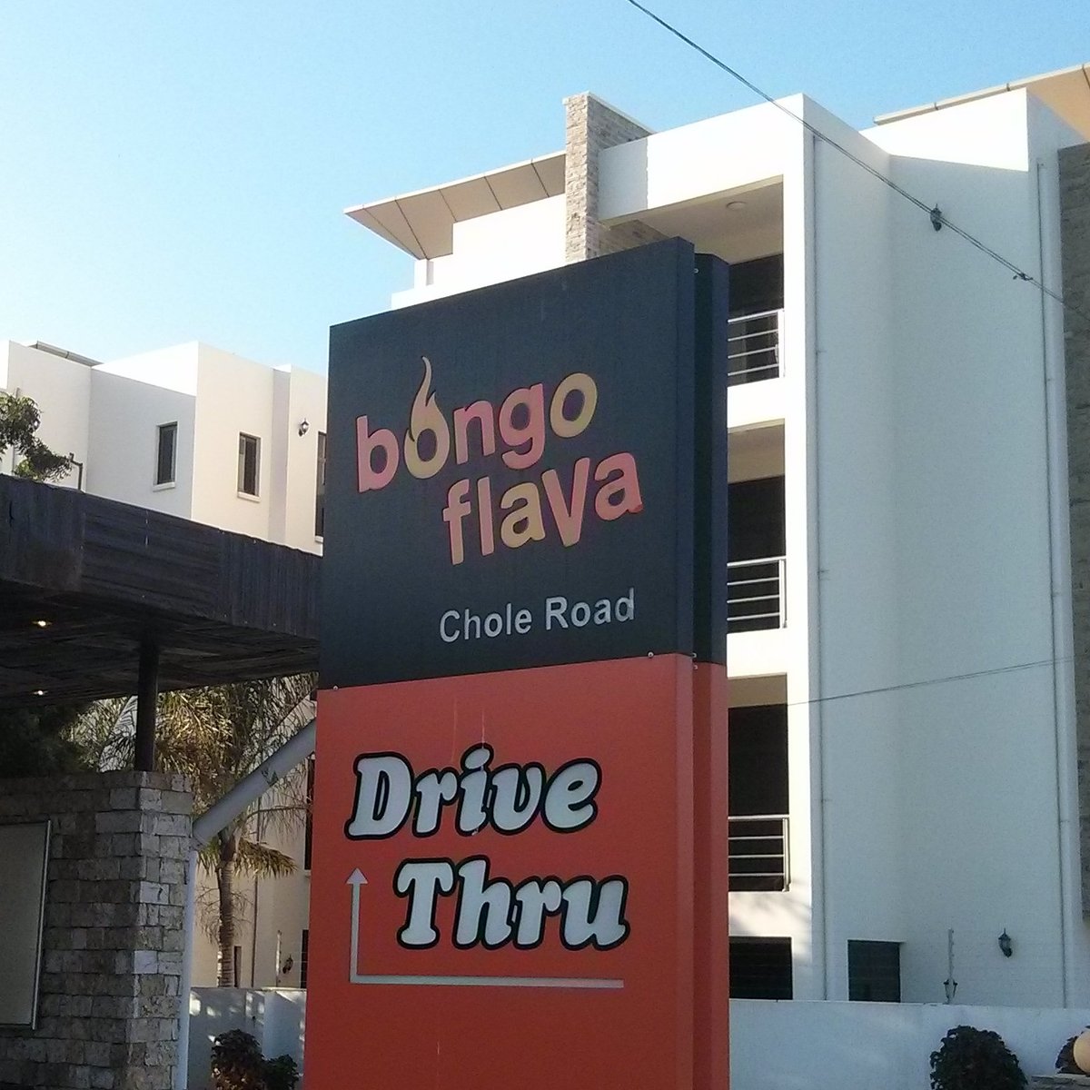 Das Foto zeigt ein Schild der Fast-Food-Kette "bongo flava"