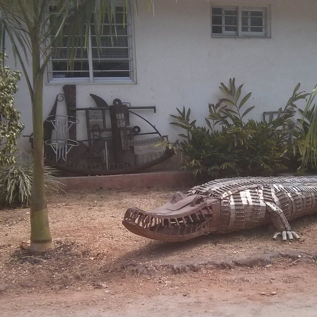 Das Foto zeigt ein großes Krokodil aus Metall