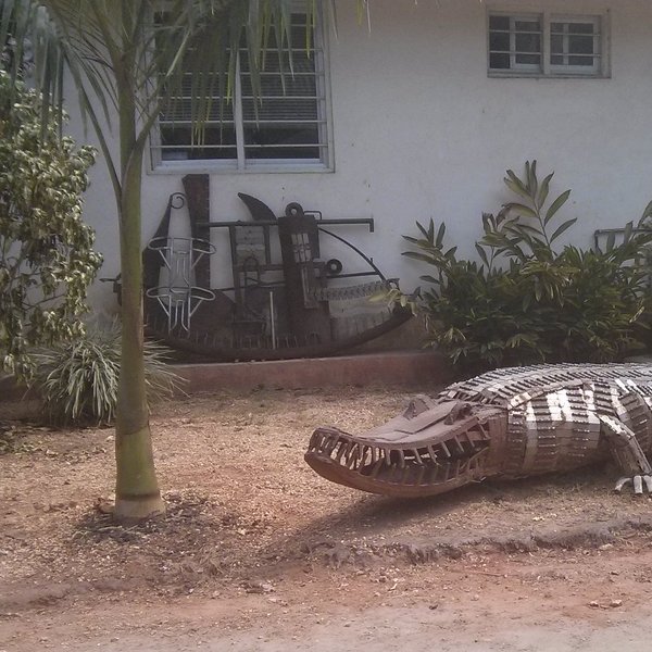 Das Foto zeigt ein großes Krokodil aus Metall