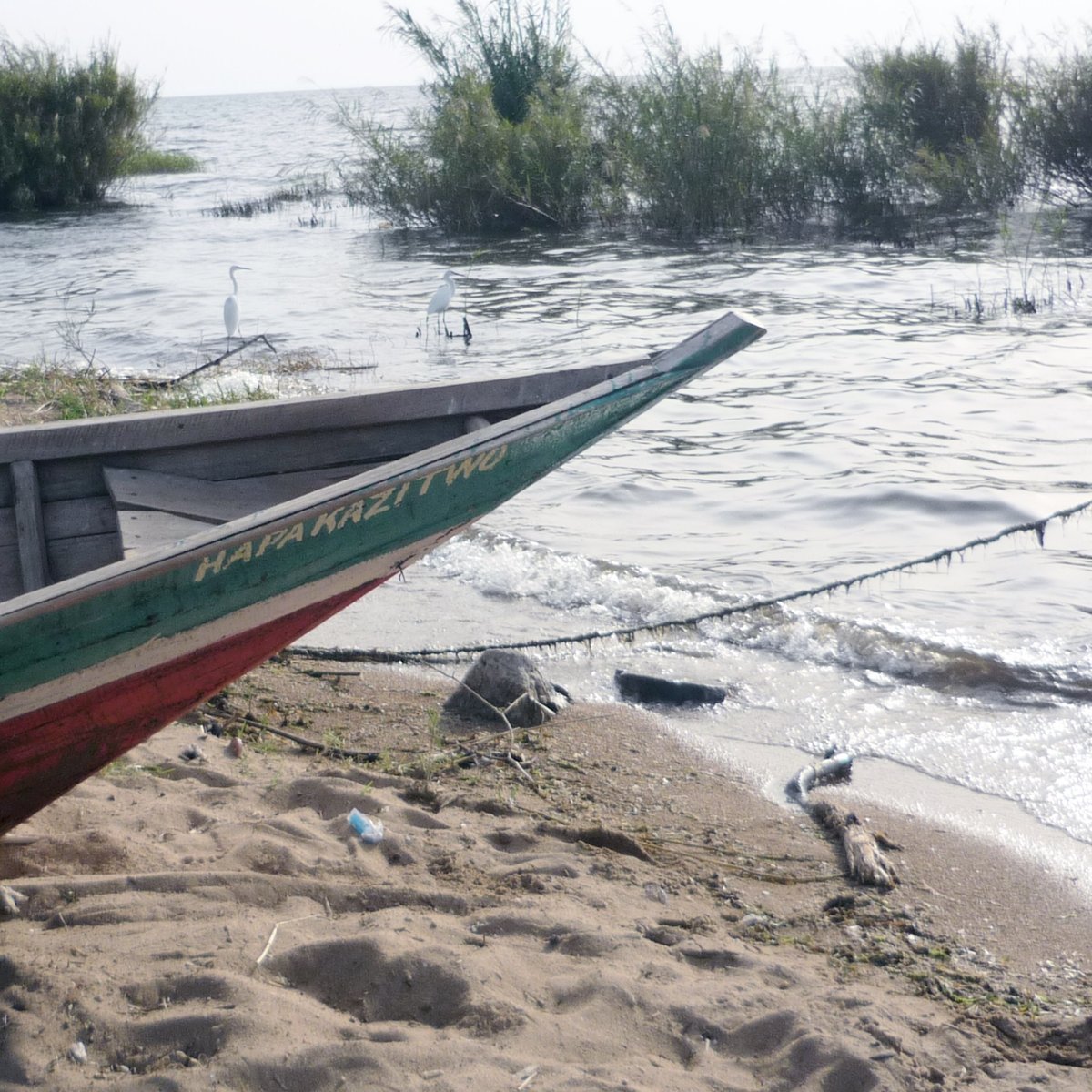 Das Foto zeigt ein Fischerboot, das den Namen "Hapa Kazi Two" trägt