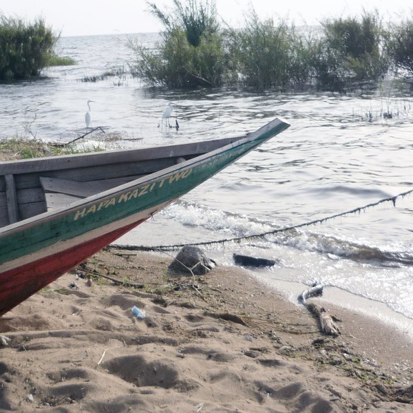 Das Foto zeigt ein Fischerboot, das den Namen "Hapa Kazi Two" trägt