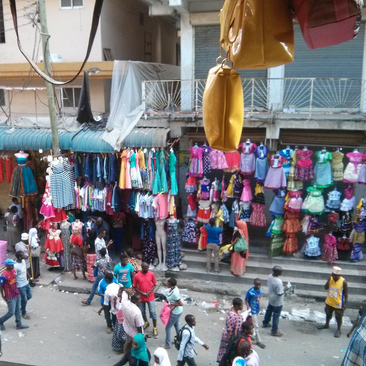 Bunte Marktstände mit vielen Stoffen und Kleidung im Viertel Kariakoo in Daressalam.